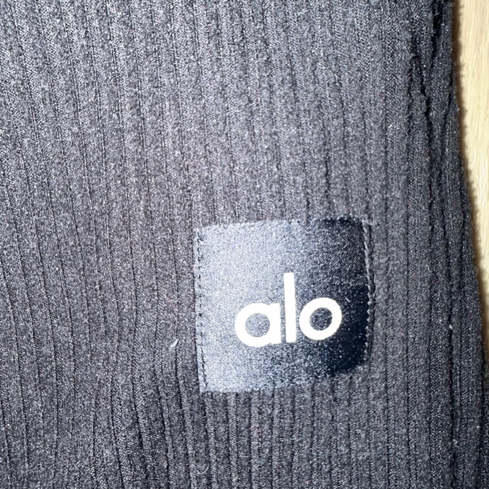 ALO Yoga Black Sweatpants - Picture 2 of 2